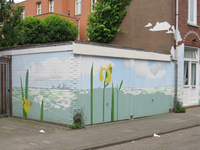 828611 Gezicht op de muurschildering op de garagebox naast het pand Cremerstraat 18A te Utrecht, vervaardigd door het ...